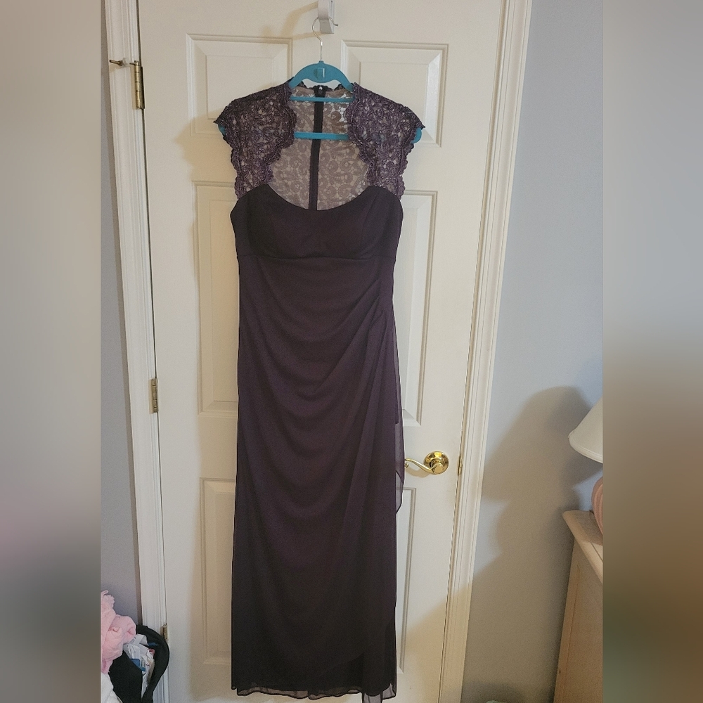 ELEGANT PLUM MAXI FORMAL DRESS FEATURING A LACE BODICE SIZE 12